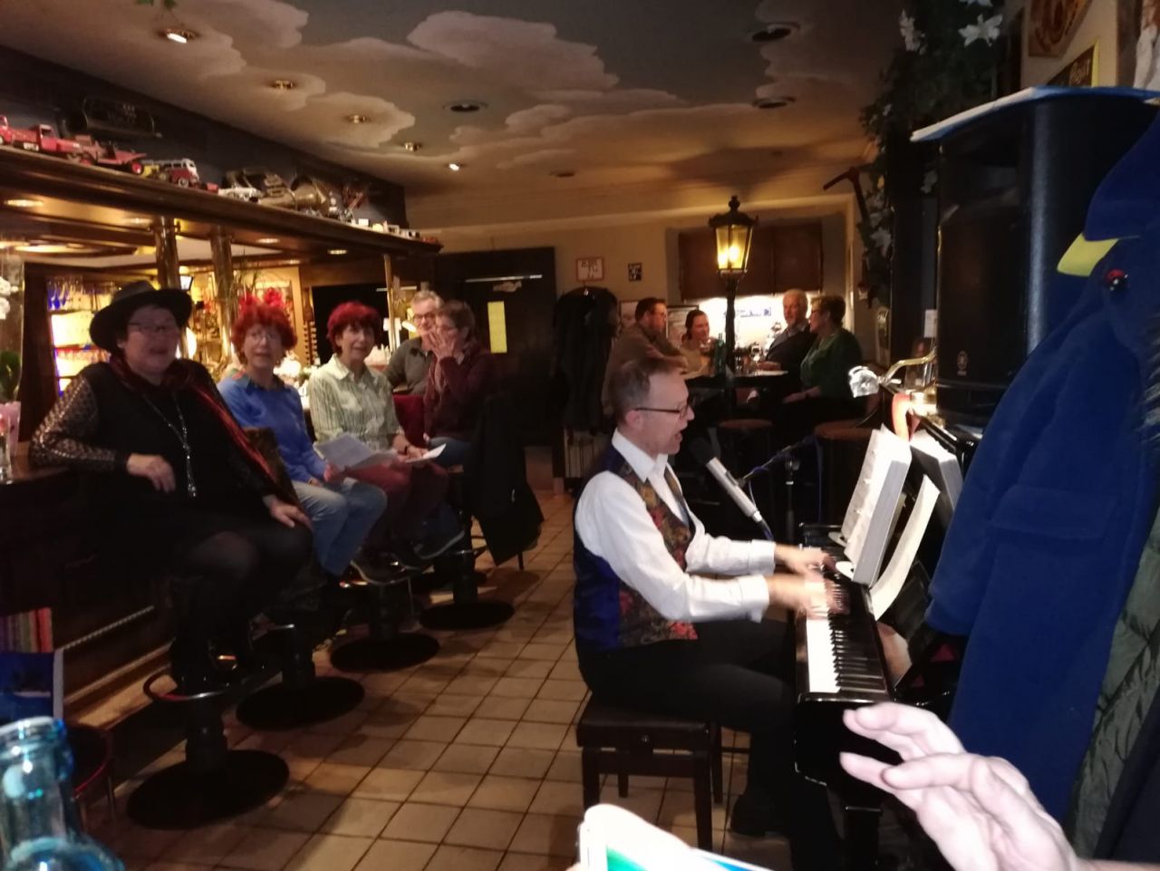 chorissimo im Restaurant Mutter Hoppe in Berlin singt berliner Lieder