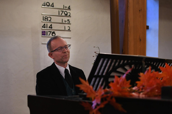 Christoph Wagner am Piano in der Ernst-Moritz-Arndt-Kirche in Berlin Zehlendorf 2019