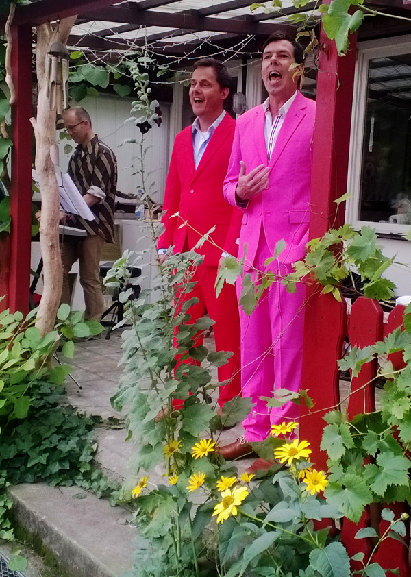 Chorissimo lauscht dem Duo in Rot und Pink
